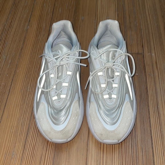 Adidas Ozelia Sneaker - Picture 2 of 11